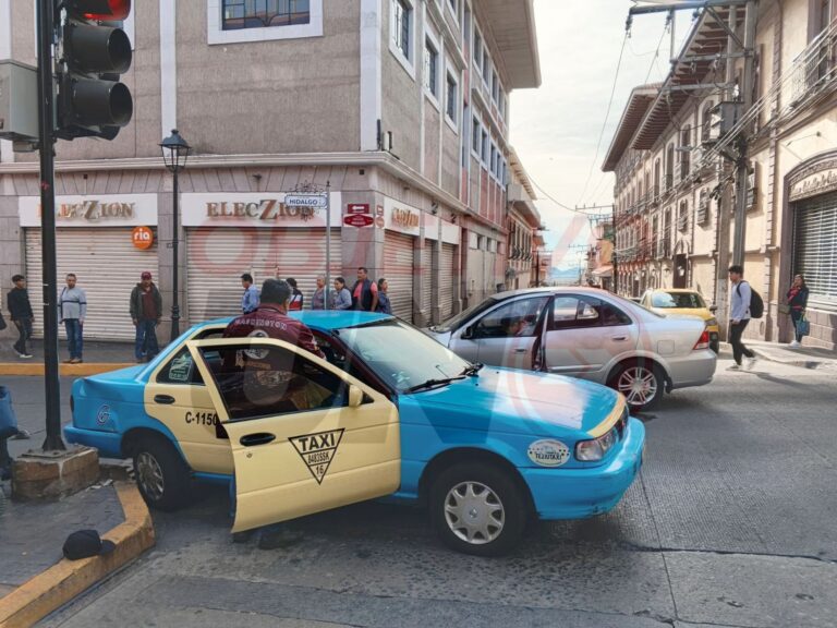 Joven termina hospitalizado tras accidente vial en pleno centro de Teziutlán