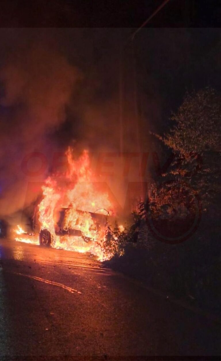 CAMIONETA QUEDA REDUCIDA A CENIZAS EN TRAMO TEZIUTLÁN–EL MOHÓN