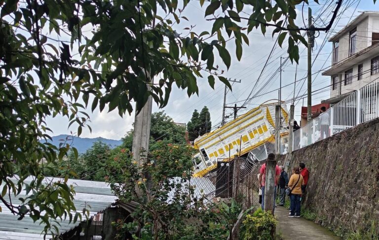 Camión de carga queda suspendido sobre zona habitacional en Coyotzingo