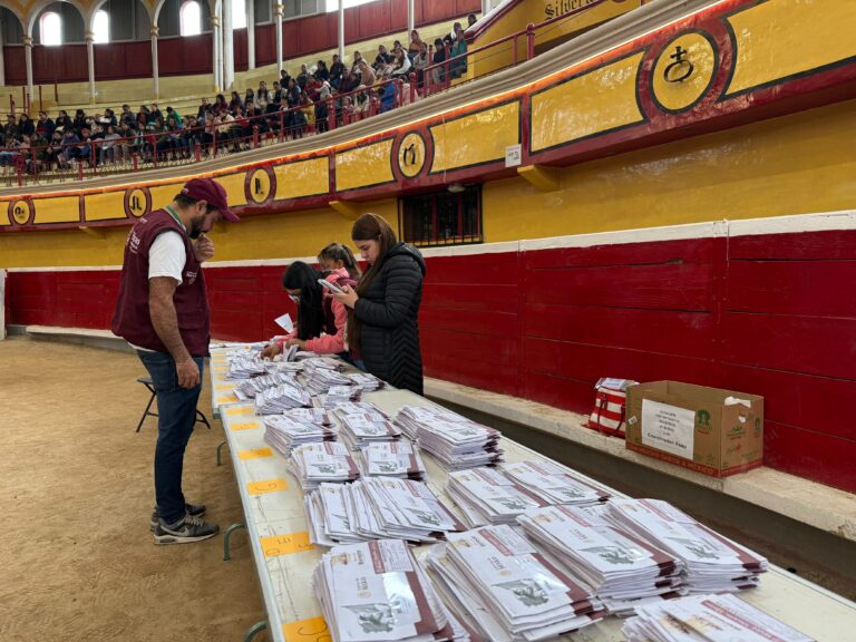 Inicia entrega de tarjetas Rita Cetina en plaza de toros El Pinal