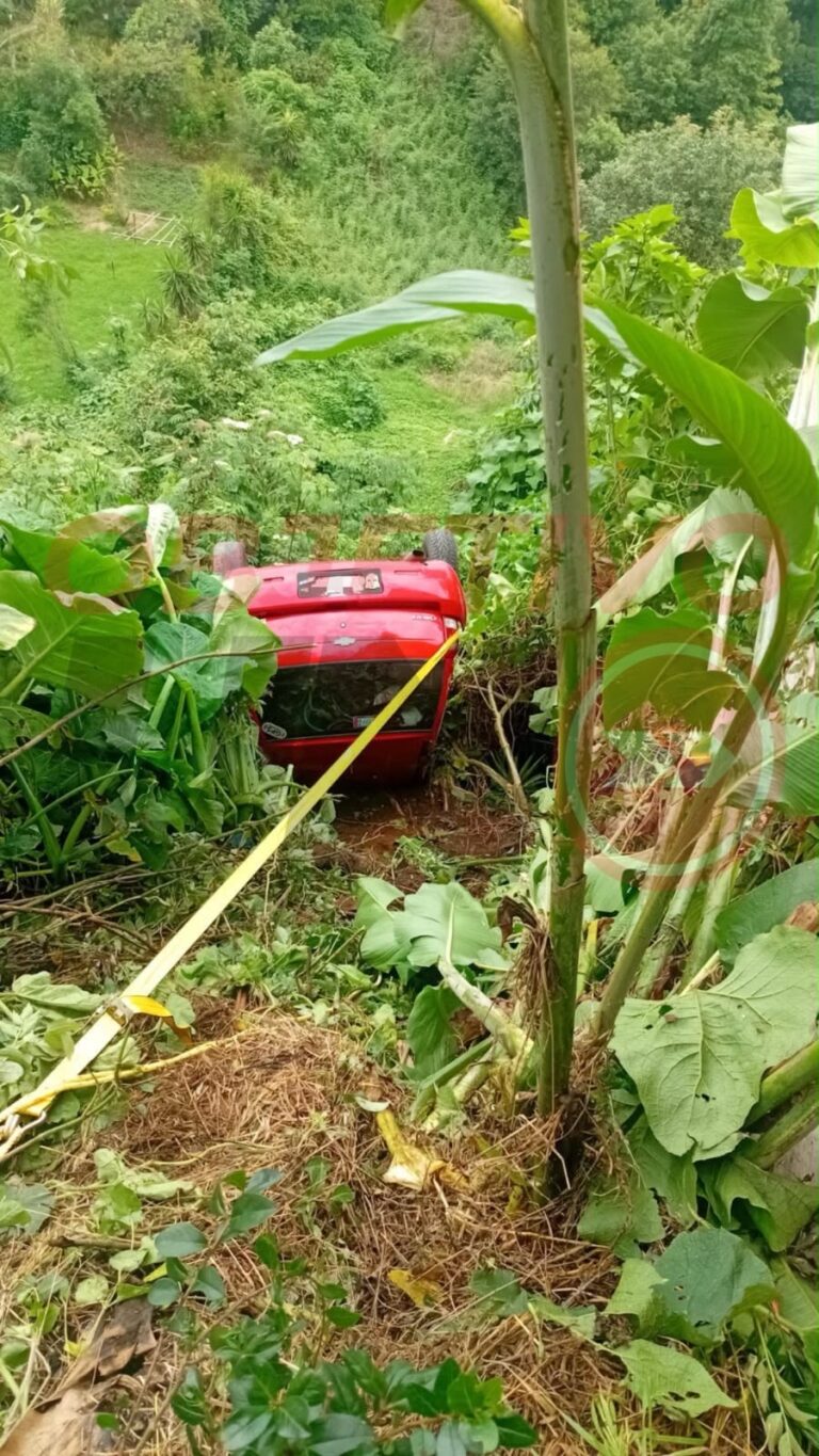 Aparatoso accidente en La Legua deja a un automovilista herido; pobladores evitaron una tragedia mayor