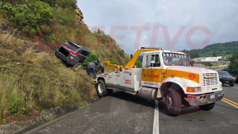 Aparatosa volcadura en la Teziutlán–Virreyes deja tres lesionados