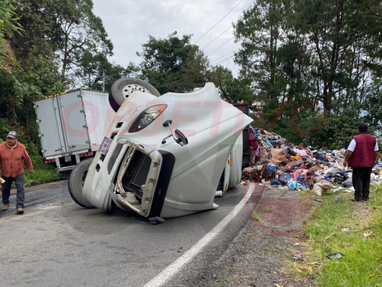 VUELCA CAMIÓN CON 30 TONELADAS DE BASURA EN EL TRAMO ACUACO-ZACAPOAXTLA