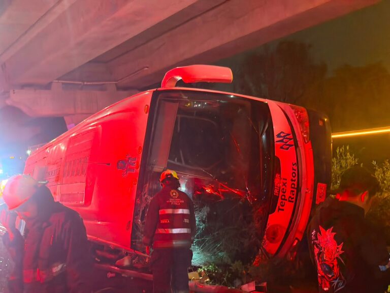 Volcadura de autobús con estudiantes del Tec de Tepexi de Rodríguez deja 45 personas atendidas; nueve fueron hospitalizadas