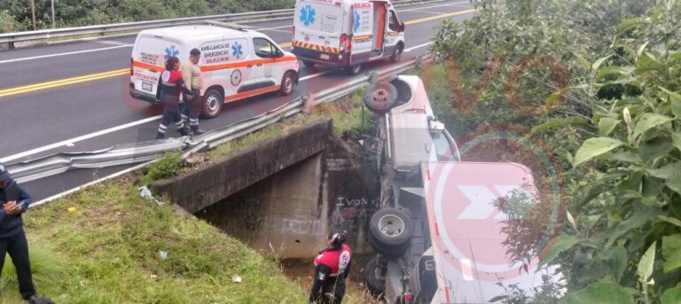 Volcadura en la autopista Teziutlán-Virreyes deja dos hombres lesionados