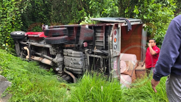 Volcadura de camioneta en Xaxala, Chignautla