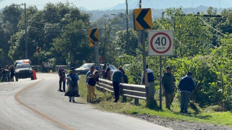 Realizan jornada de limpieza en la carretera El Progreso–San Martín, en Xiutetelco