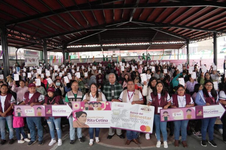 AVANZA ENTREGA DE TARJETAS DE LA BECA RITA CETINA EN TEZIUTLÁN