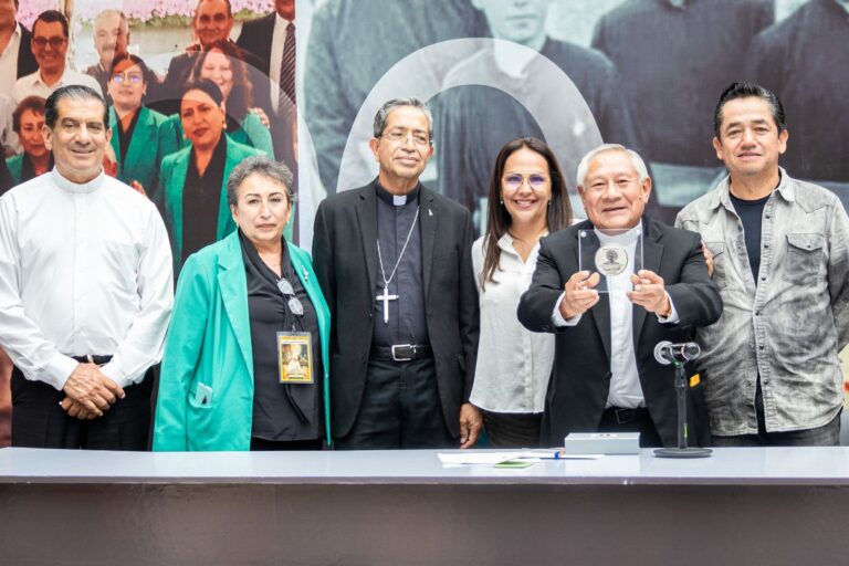 Gobierno de Teziutlán entrega la Medalla Carmen Millán Acevedo al presbítero Arturo Jiménez Gasca