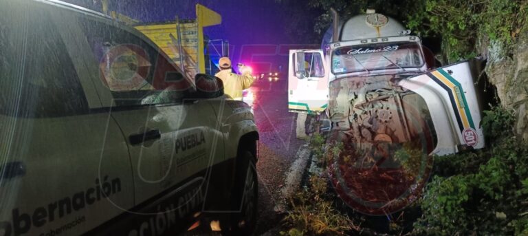 Noche de emergencias en Zacapoaxtla: atienden dos aparatosas volcaduras