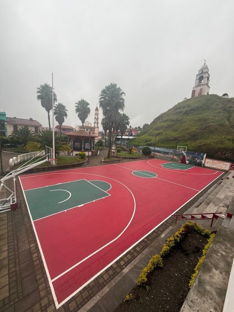 Rehabilitan cancha de básquetbol en el Parque de San Juan, en Xiutetelco