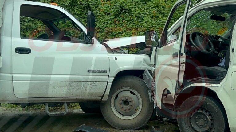 Invade carril y provoca choque frontal en el Arco Sur
