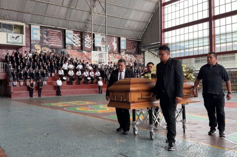 DESPIDEN CON HOMENAJE DE CUERPO PRESENTE AL PROFESOR HUGO REYES CASTAÑEDA EN LA ESFAA
