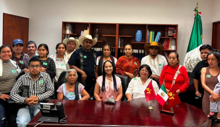 LIZ SÁNCHEZ RECIBE EN EL SENADO A HABITANTES DE MALOAPAN