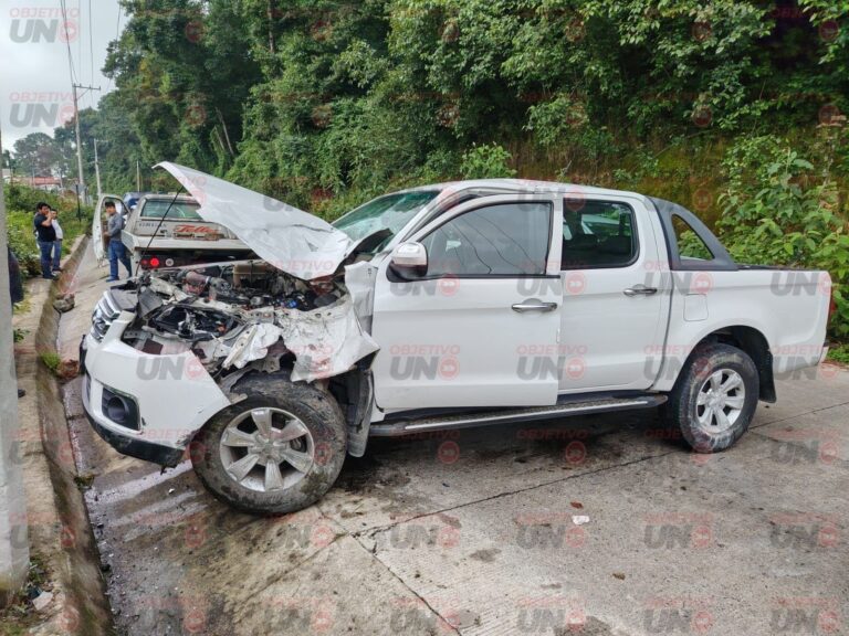 EN TEZIUTLÁN, CAMIONETA SE IMPACTA CONTRA POSTE DE CFE