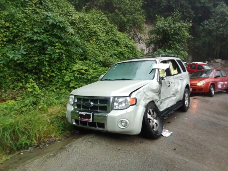 CAMIÓN DE PEMEX CHOCA CONTRA CAMIONETA EN EL ARCO SUR