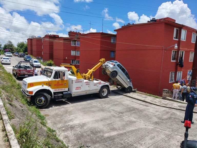 VEHÍCULO CAE A DESNIVEL EN EL BARRIO DE FRESNILLO