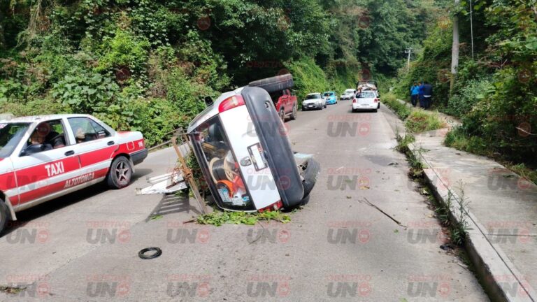 VEHÍCULO VUELCA EN EL ARCO SUR; CONDUCTOR RESULTA CON GOLPES MENORES