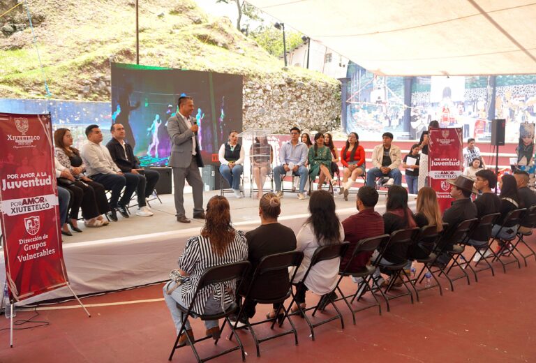Jóvenes emprendedores muestran sus proyectos en la Feria Orgullo Joven de Xiutetelco