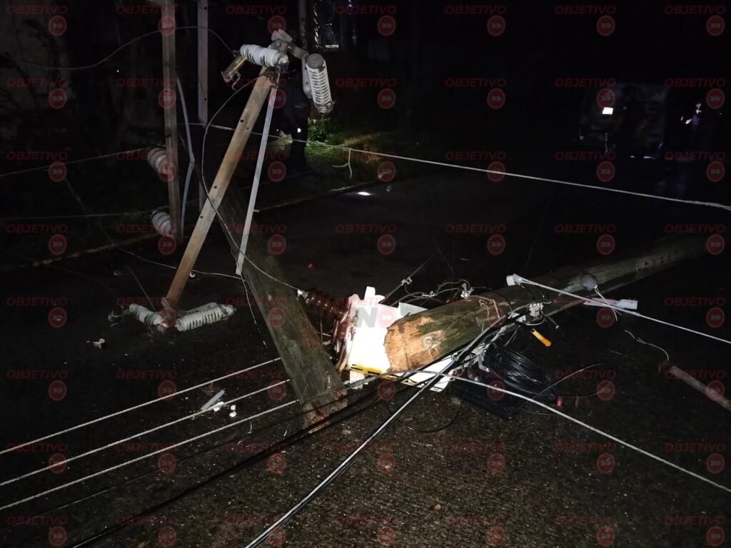 CONDUCTOR DERRIBA POSTES Y DEJA SIN LUZ A UNA PARTE DE HUEYTAMALCO