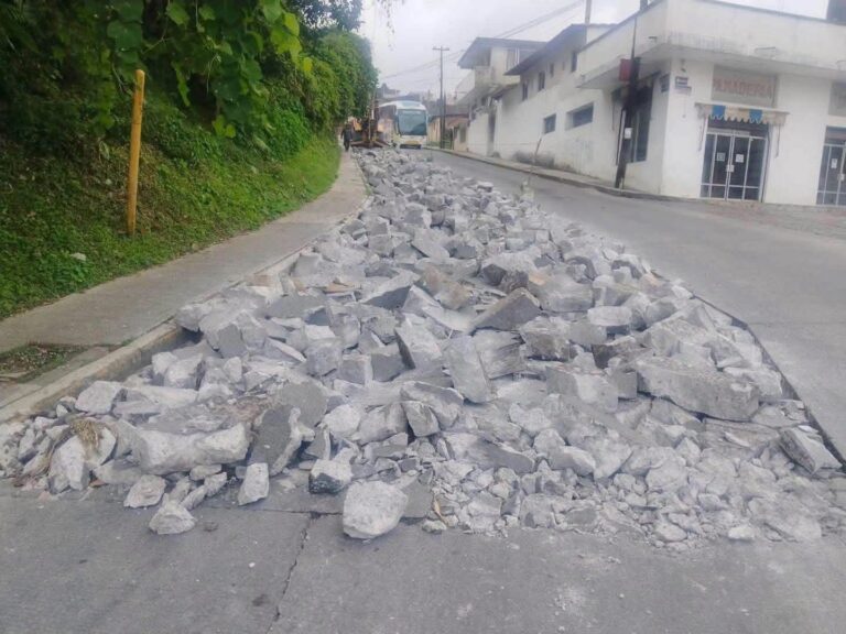 CIERRAN TOTALMENTE LA CALLE OCAMPO POR COLAPSO DE DRENAJE
