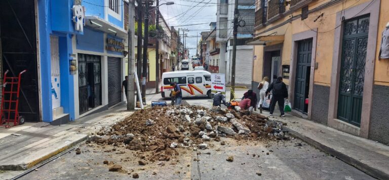 CIERRAN CALLE LERDO, EN TEZIUTLÁN, POR HUNDIMIENTO