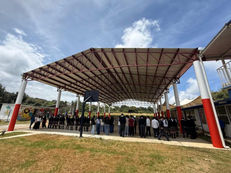 Estudiantes de San José, Xiutetelco, inician clases con nuevo techado escolar
