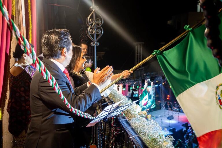 Ante más de 6 mil personas, Karla Martínez llevó a cabo el Grito de Independencia en Teziutlán