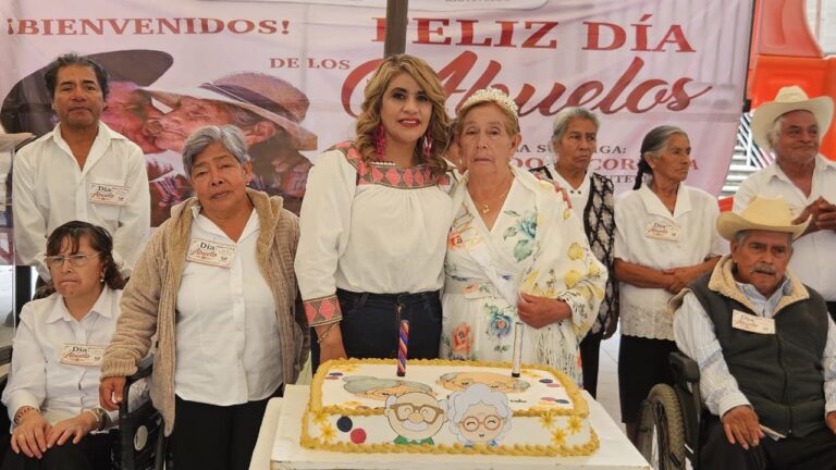 Conmemoran el Día del Abuelo con convivencia y coronación en Xiutetelco