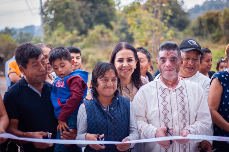 Karla Martínez entrega obras de pavimentación y mejoramiento urbano en Atoluca