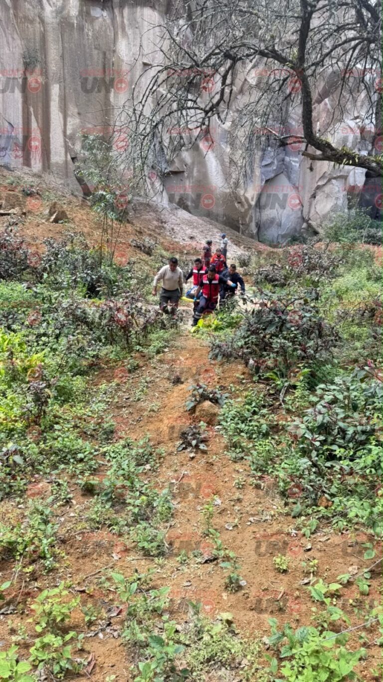 EN CHIGNAUTLA MUJER CAE A UNA BARRANCA