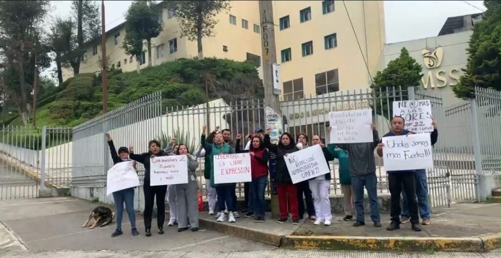 TRABAJADORES DEL IMSS EN TEZIUTLÁN PROTESTAN POR SALARIOS, JUBILACIONES Y FALTA DE INSUMOS
