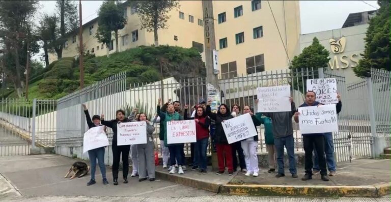 TRABAJADORES DEL IMSS EN TEZIUTLÁN PROTESTAN POR SALARIOS, JUBILACIONES Y FALTA DE INSUMOS