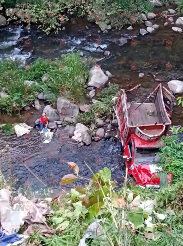 CAMIONETA CAE A RÍO Y UN OCUPANTE PIERDE LA VIDA
